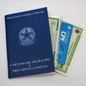 Documentos pessoais: Carteira de trabalho, RG, CPF